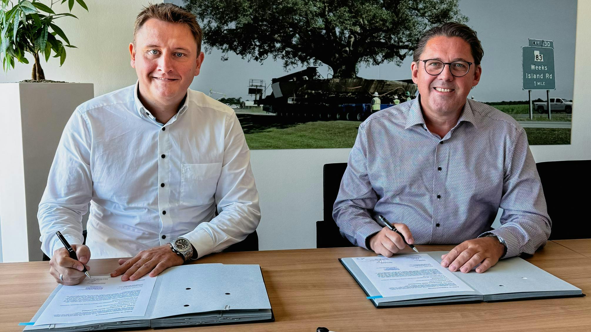 Matthias Ruppel, CEO Goldhofer AG (left) and J&ouml;rg Abel, Managing Director EFM (right) sign the contract