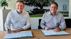 Matthias Ruppel, CEO Goldhofer AG (left) and Jörg Abel, Managing Director EFM (right) sign the contract Matthias Ruppel, CEO Goldhofer AG (left) and Jörg Abel, Managing Director EFM (right) sign the contract
