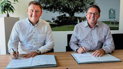 Matthias Ruppel, CEO Goldhofer AG (left) and Jörg Abel, Managing Director EFM (right) sign the contract Matthias Ruppel, CEO Goldhofer AG (left) and Jörg Abel, Managing Director EFM (right) sign the contract