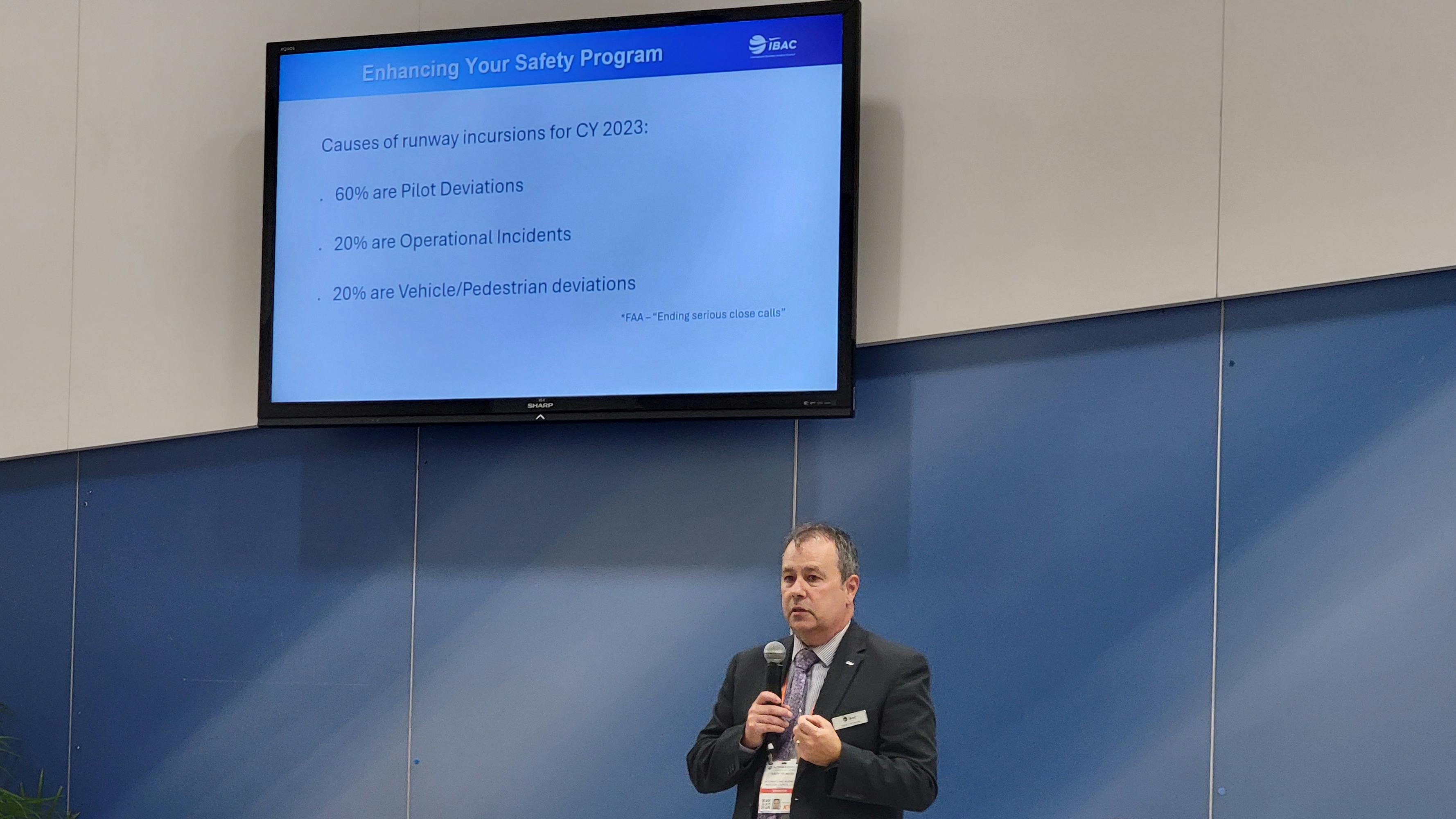 Terry Yeomans addresses attendees at NBAA-BACE