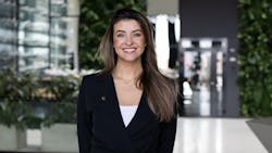 67521f5c31bb182f02a95ecc Laura Macutkevic Avion Expres