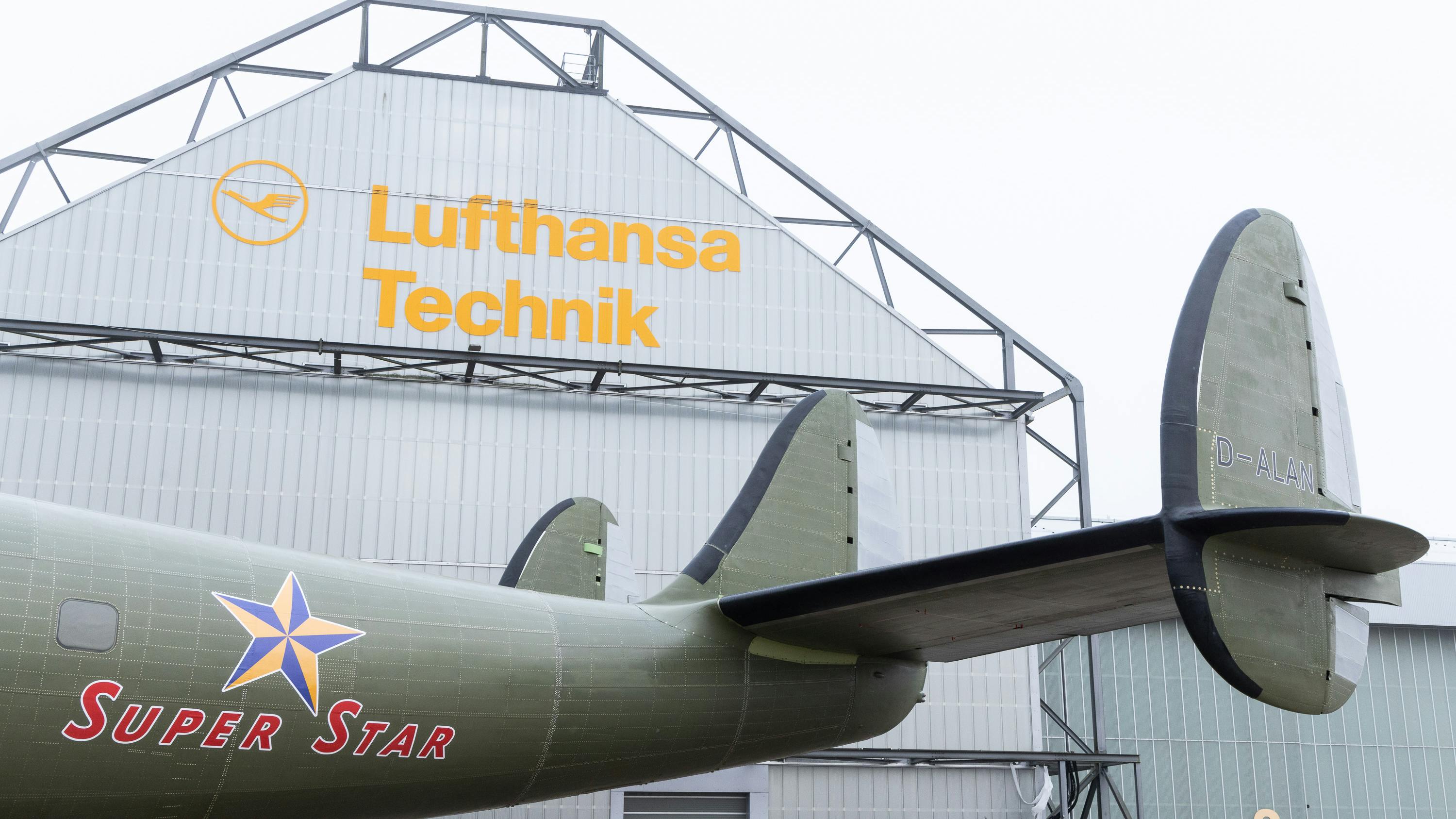 Lufthansa celebrates roll-out of the legendary Lockheed Super Star ...