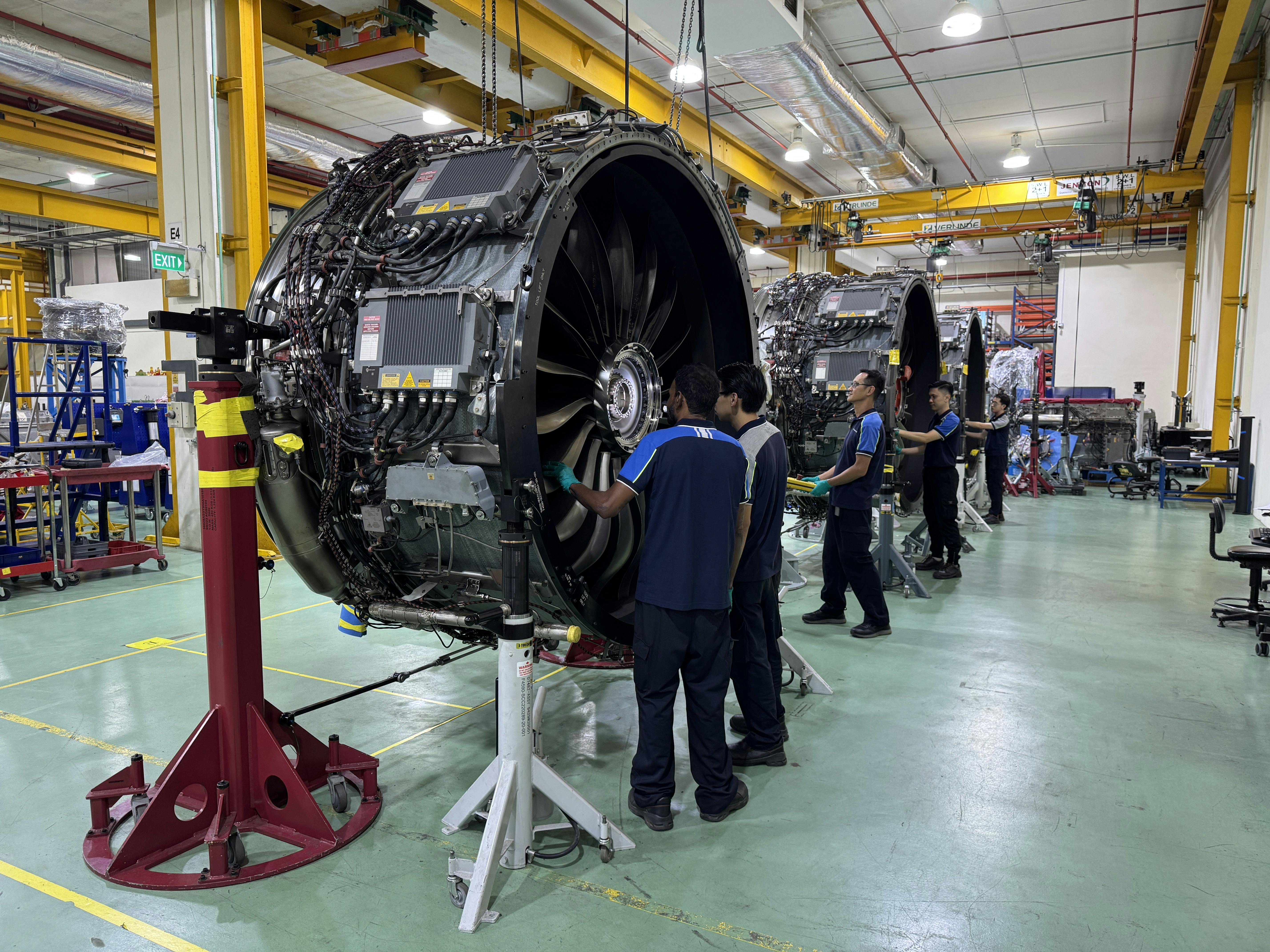 technicians_working_on_leap1a_engines_at_st_engine