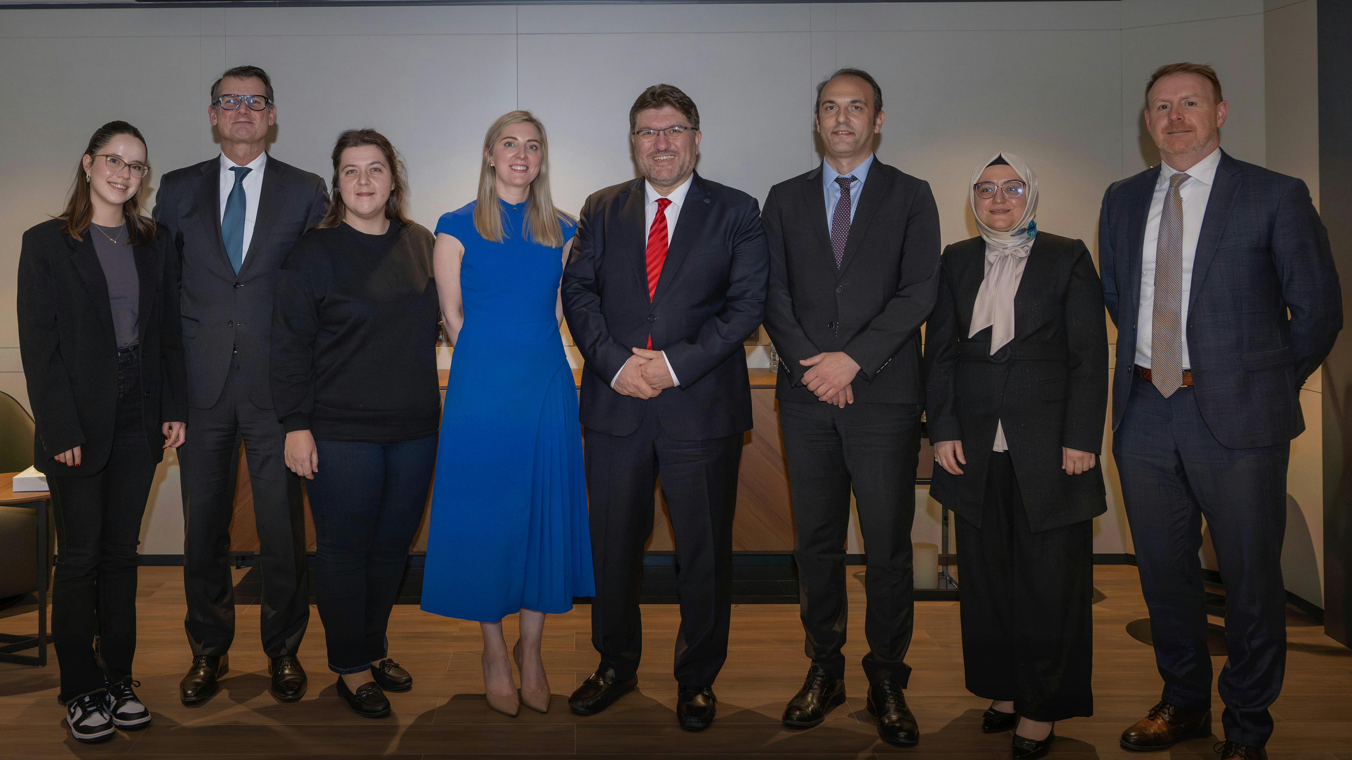 67f66d977e136360bf48a725 Avilease X Turkish Airlines Group Photo