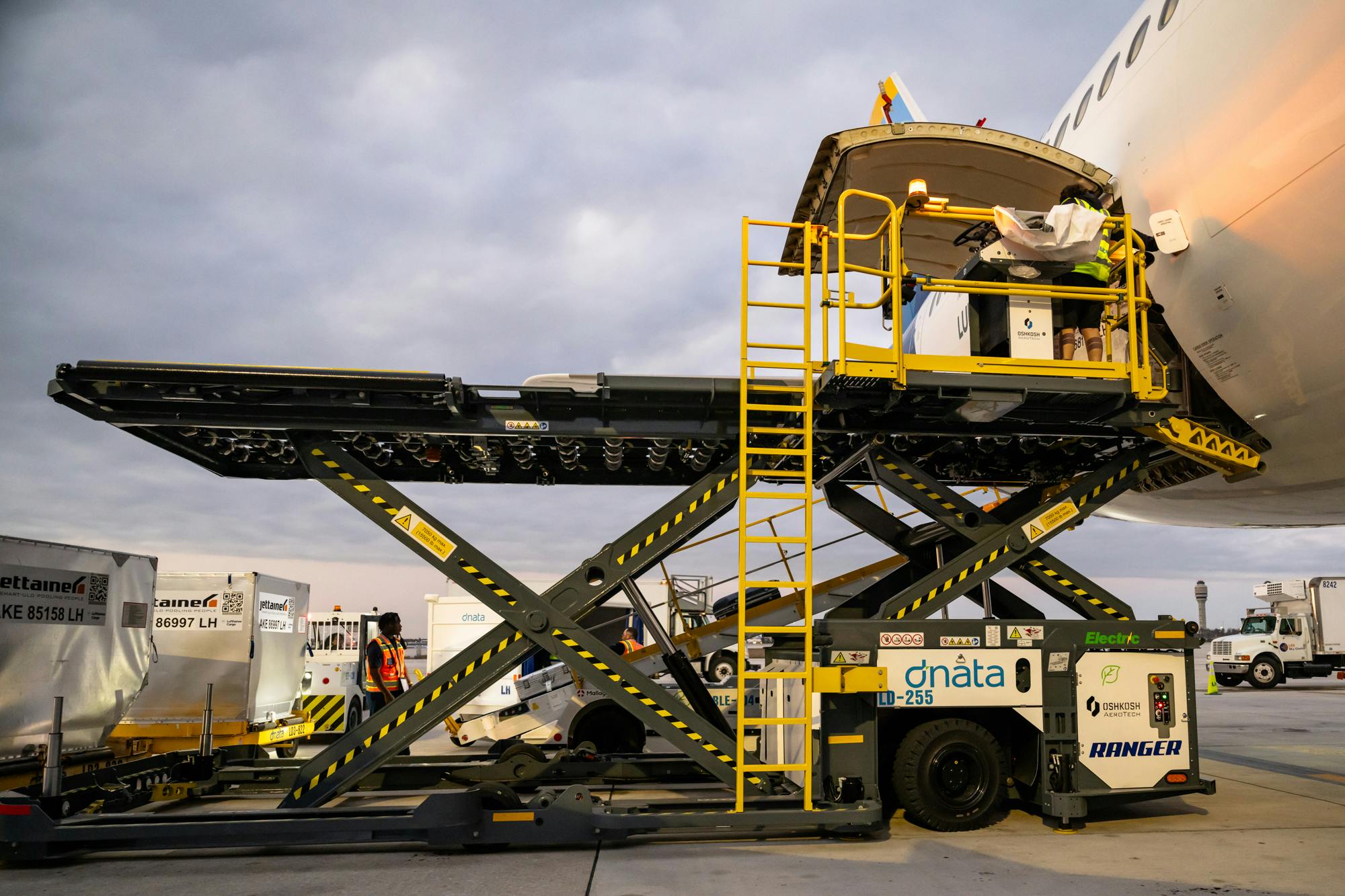 dnata_electric_highloader