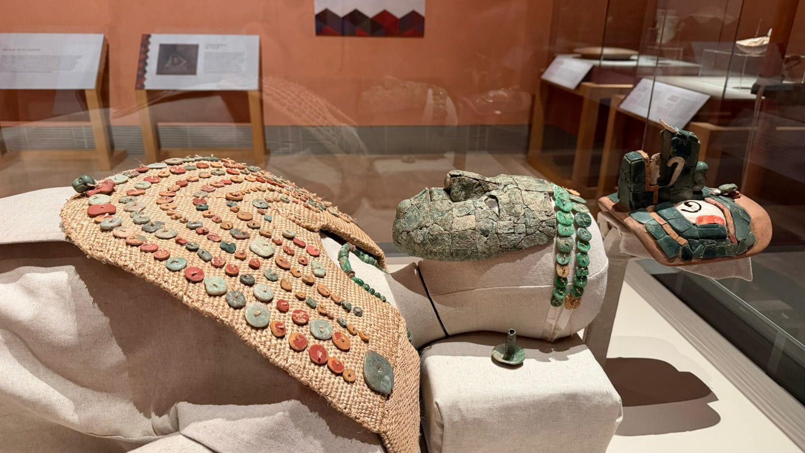 690a0bcc77ae907c853ebbdf Reina Roja Artwork Exhibition