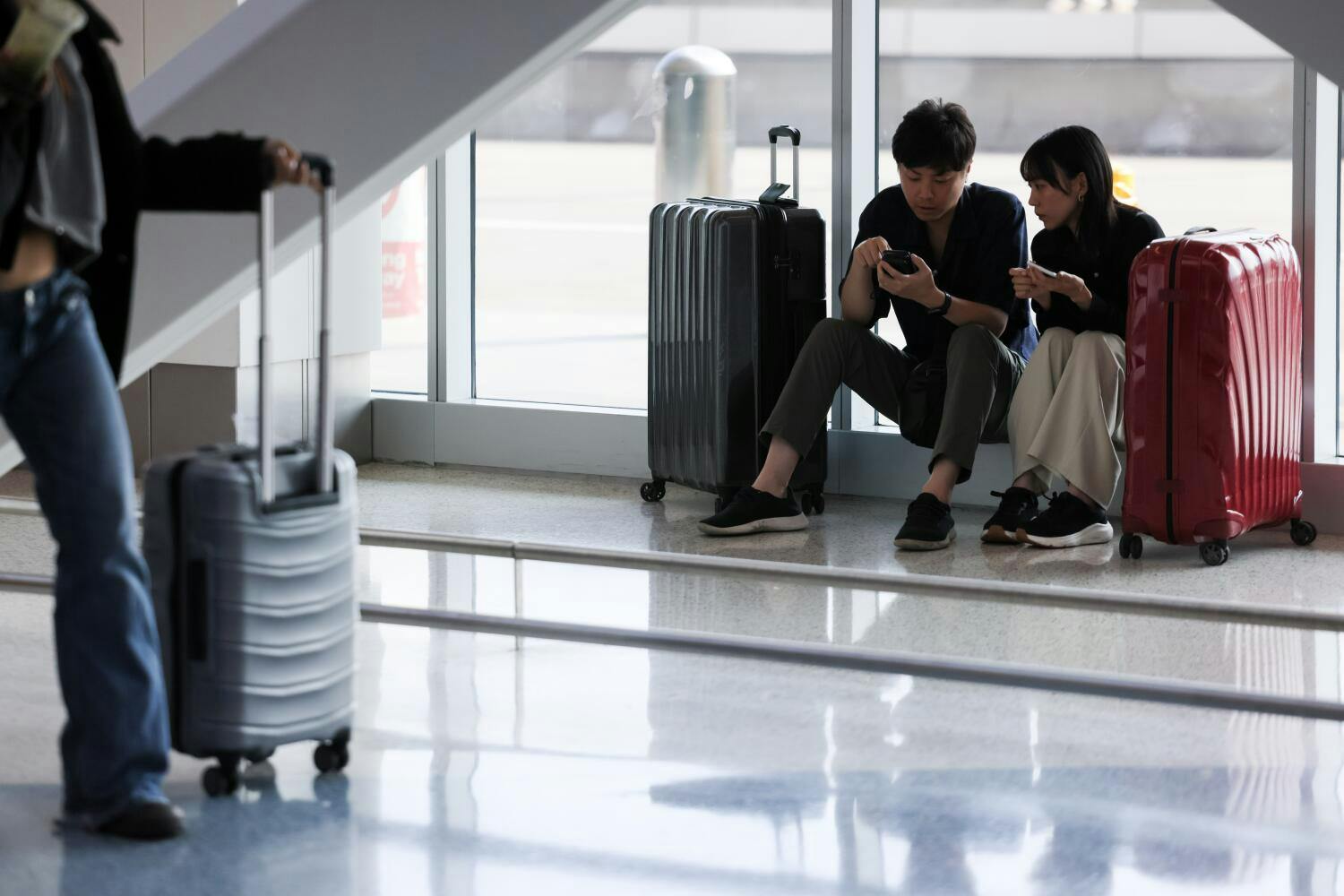 Los Angeles, CA - October 26: Travelers wait for their flights at Los Angeles International Airport on Monday, Nov. 3, 2025 in Los Angeles, CA. The Federal Aviation Administration issued a ground delay citing staffing shortages in Southern California's airspace, causing flight delays at LAX. (Juliana Yamada / Los Angeles Times)