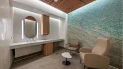 Centralized sink areas and LED occupancy indicators help improve passenger flow and reduce congestion. Centralized sink areas and LED occupancy indicators help improve passenger flow and reduce congestion.