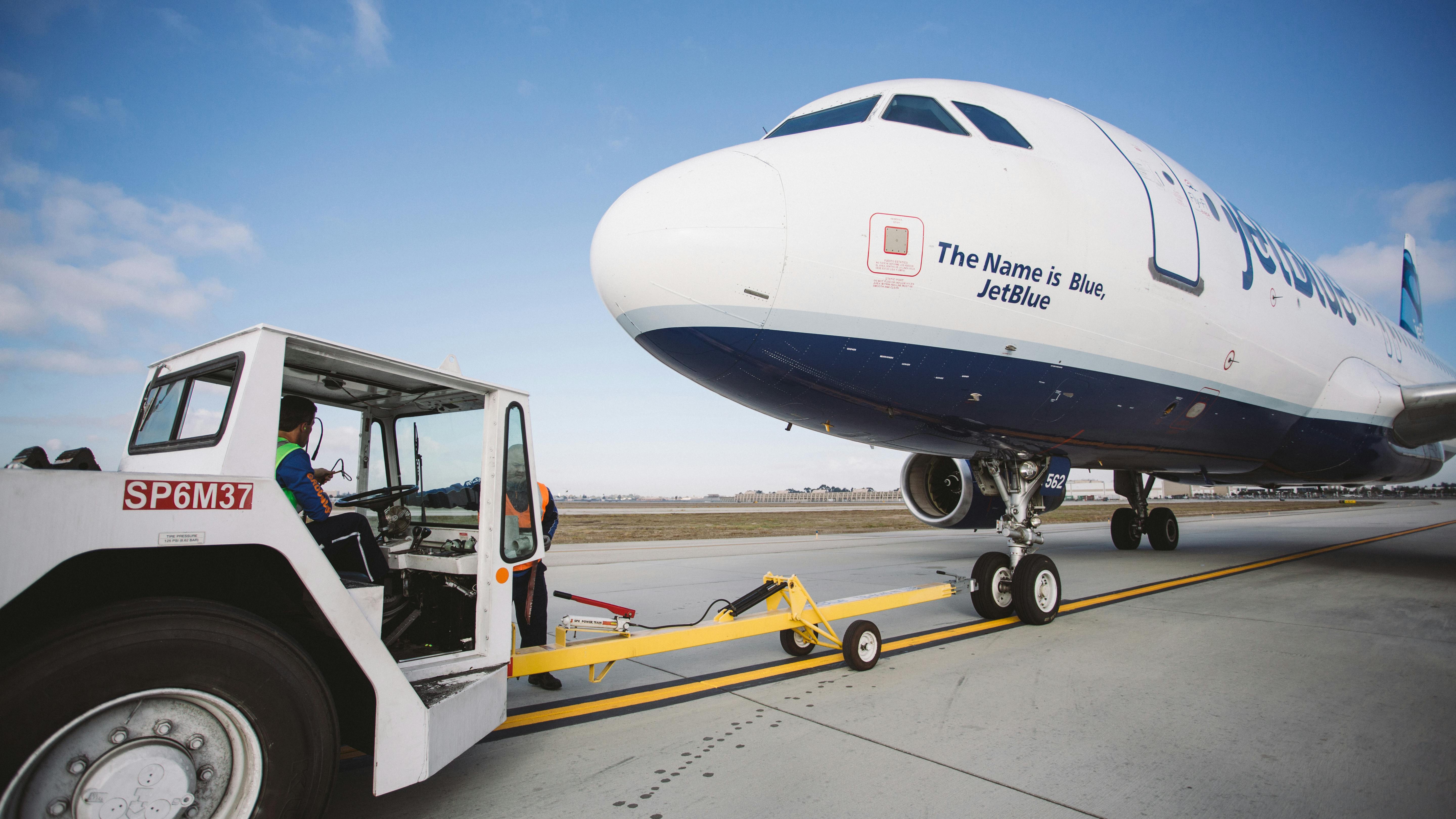 jetblueaircrafttug