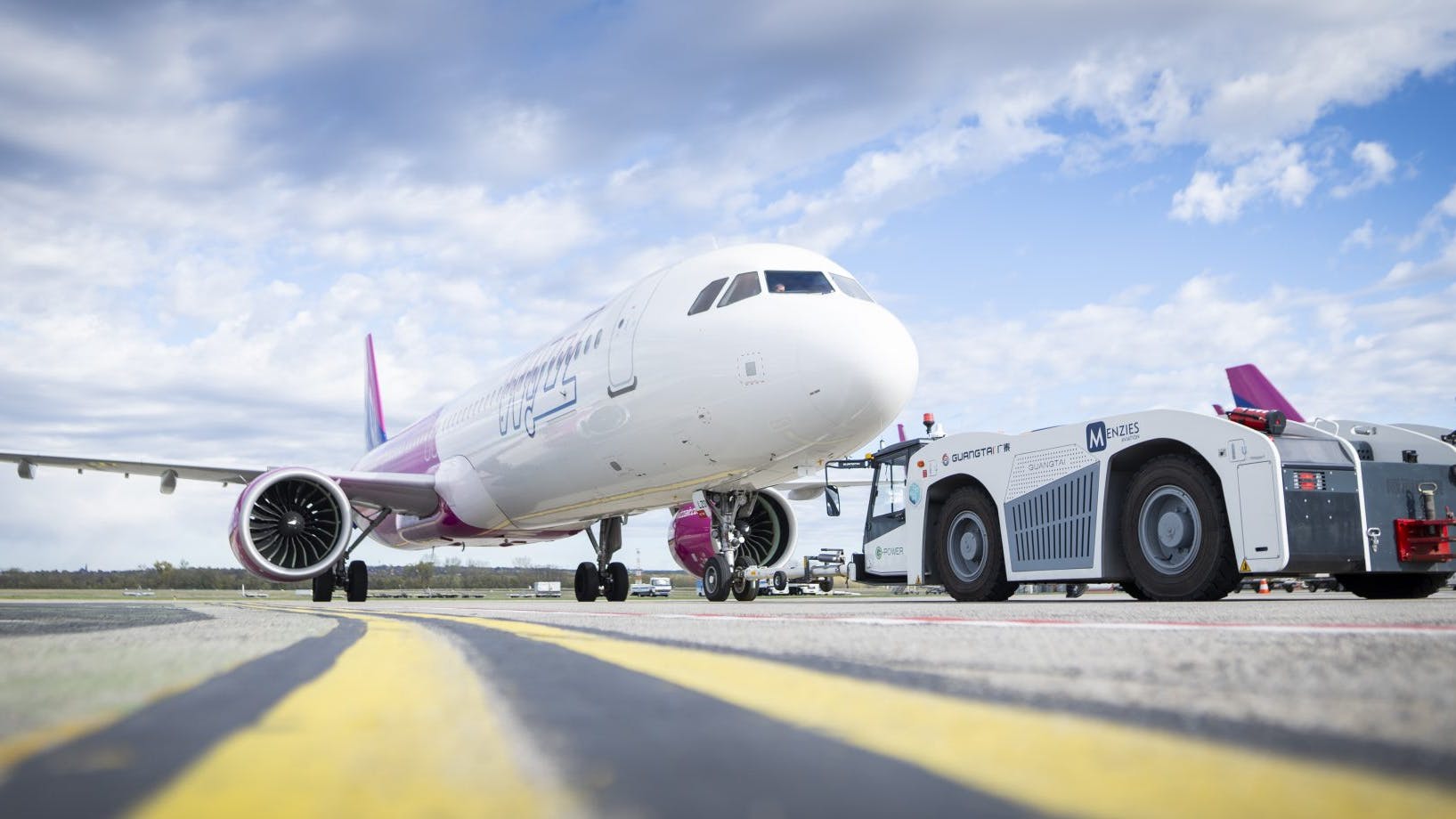 menziesaviationextendswizzairpartnership21903x920