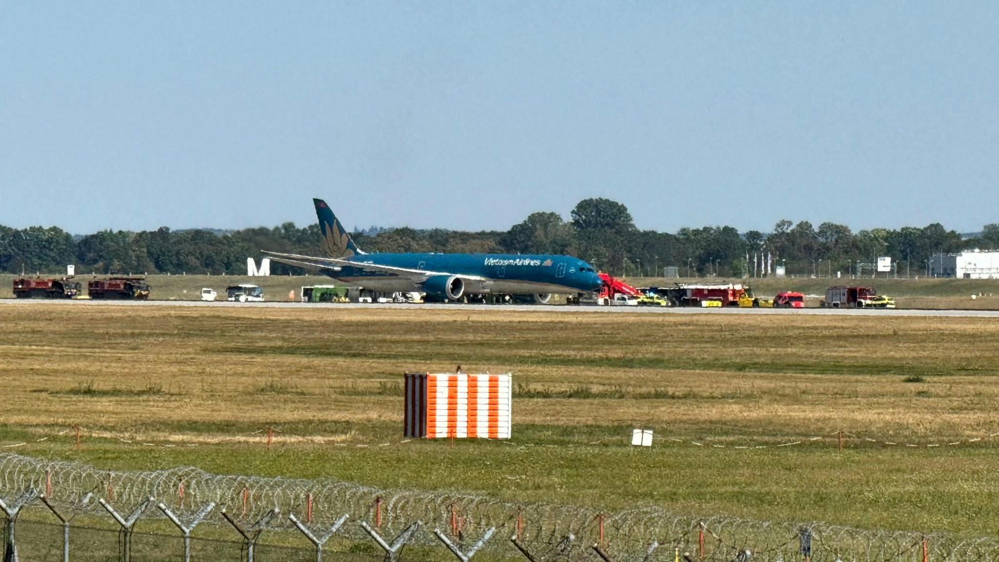 A Vietnam Airlines plane is pictured after it landed back at Munich Airport shortly after takeoff (best possible quality). An airport spokesperson said damage to the tires and landing gear had been detected.
