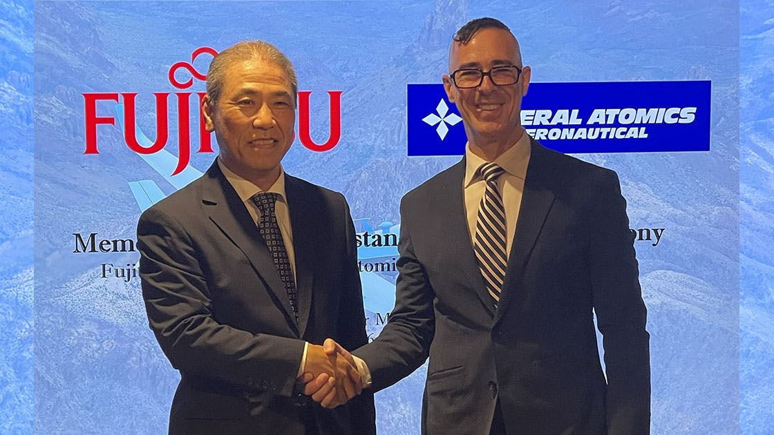 Kenichiro Miyazaki (left) from Fujitsu Limited and Zachary Stang from General Atomics Global signed an MOU.
