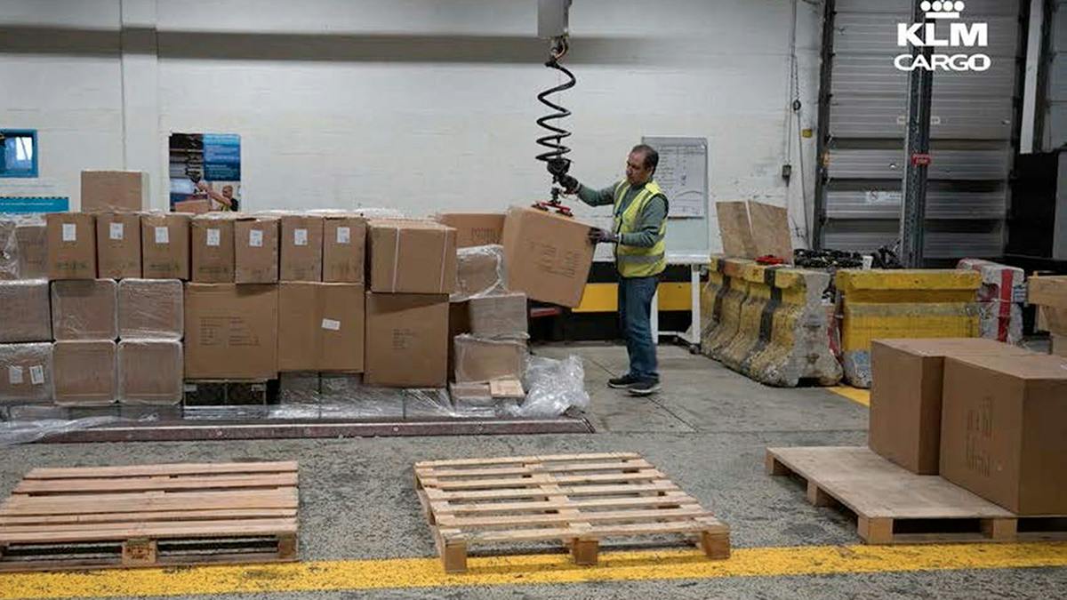6aabdef15c3737ef1d107798 160926 Pr Afklmpcargo Vacuum Lift Publication