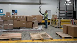 6aabdef15c3737ef1d107798 160926 Pr Afklmpcargo Vacuum Lift Publication