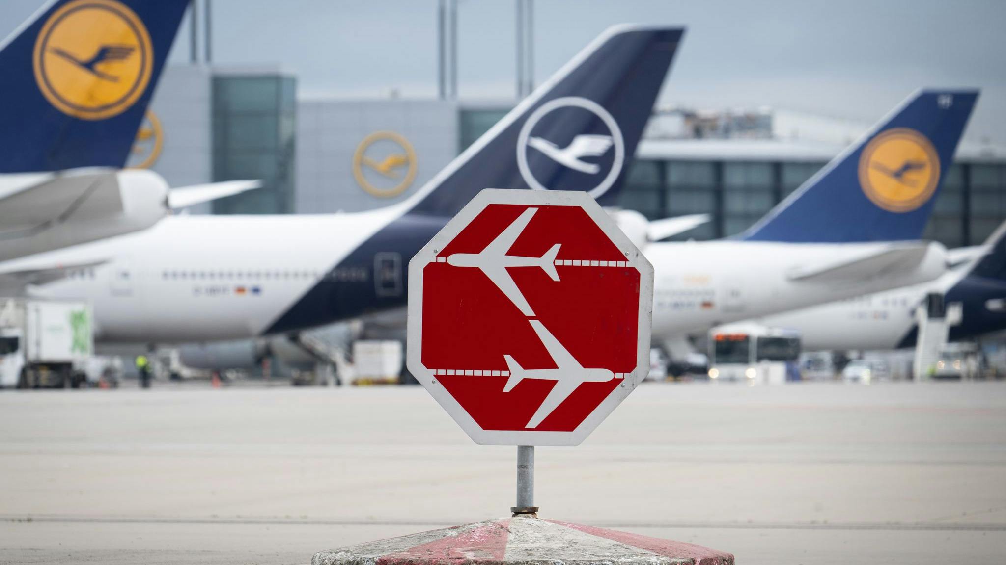 Passenger planes can be seen at Frankfurt Airport. The constantly fluctuating fuel prices also have an indirect impact on the price of air travel.
