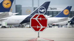 Passenger planes can be seen at Frankfurt Airport. The constantly fluctuating fuel prices also have an indirect impact on the price of air travel.