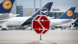 Passenger planes can be seen at Frankfurt Airport. The constantly fluctuating fuel prices also have an indirect impact on the price of air travel.