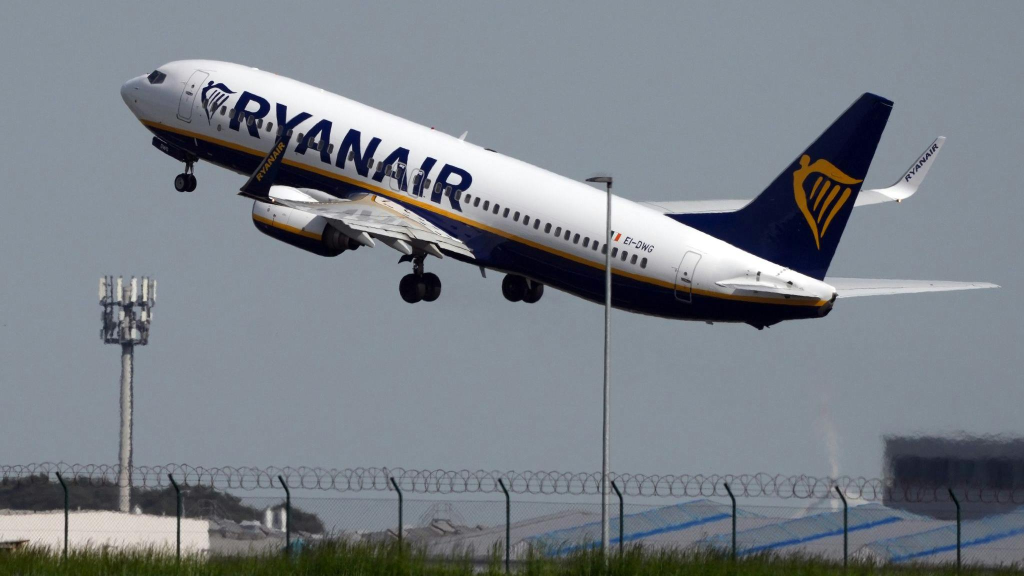 A Boeing 737 of the airline Ryanair takes off from Berlin Brandenburg Airport (BER) 'Willy Brandt'